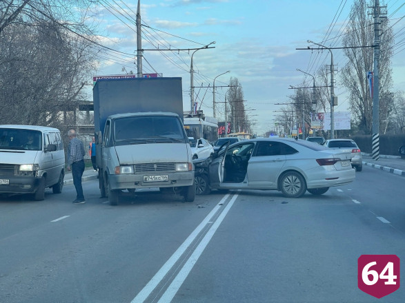 Перед мостом в Энгельсе из-за ДТП образовалась огромная пробка