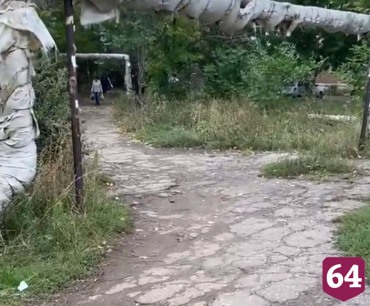 Жители попросили отремонтировать разбитую дорожку к школе