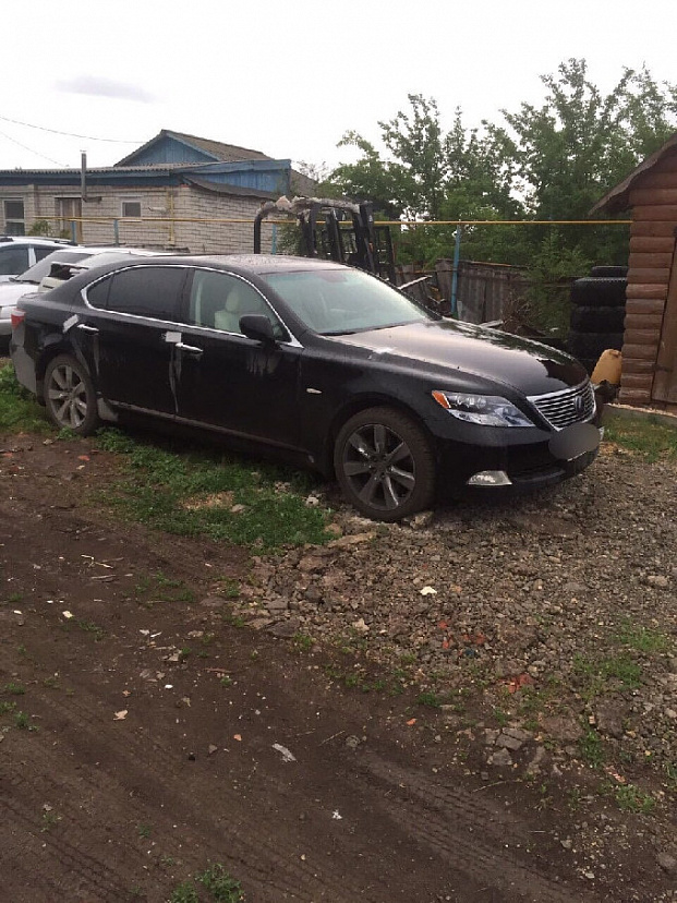 В Саратовской области приставы арестовали Lexus должника
