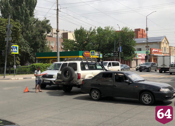Иномарка и «Патриот» не поделили перекресток в центре Саратова