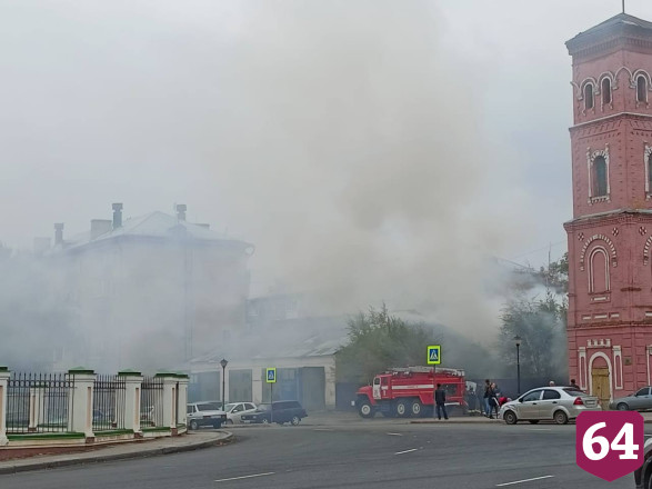Огонь уничтожил контору бывшей пожарной части под Саратовом