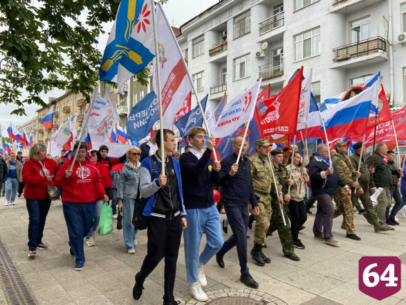 В Саратове в День России развернули 60-метровый флаг