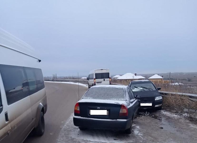 Водитель иномарки выехал на встречную полосу и устроил ДТП 