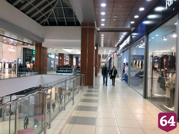 Саратовцы продолжают гулять по торговым центрам без масок 