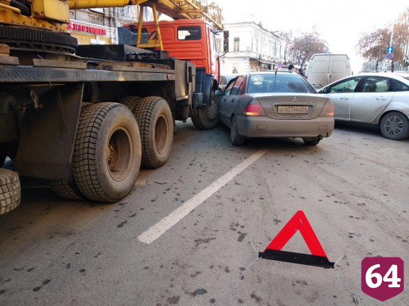На Вольской у ТЮЗа столкнулись четыре автомобиля 