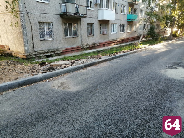 В Саратове дорожники закатали в асфальт колодец