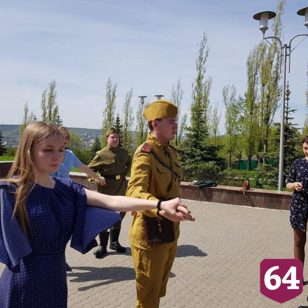Юные саратовцы запустили флешмоб к «Балу Победы»