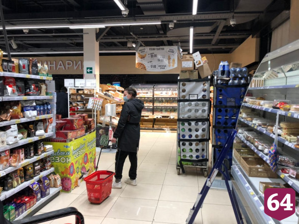 Жители Саратова стали ходить за продуктами в масках