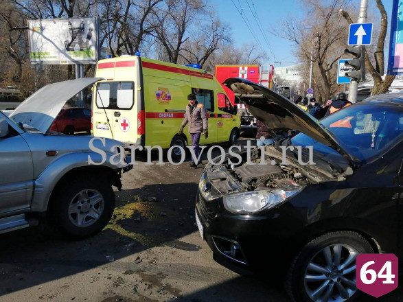 В Саратове водитель проехал на красный и протаранил легковушку автоледи