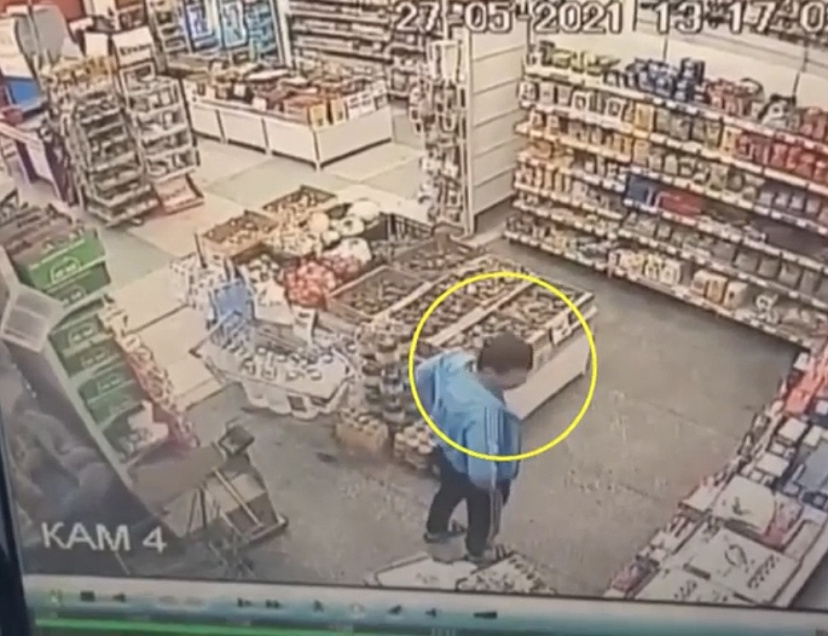  В Саратове похититель сигарет из магазина попал на камеры