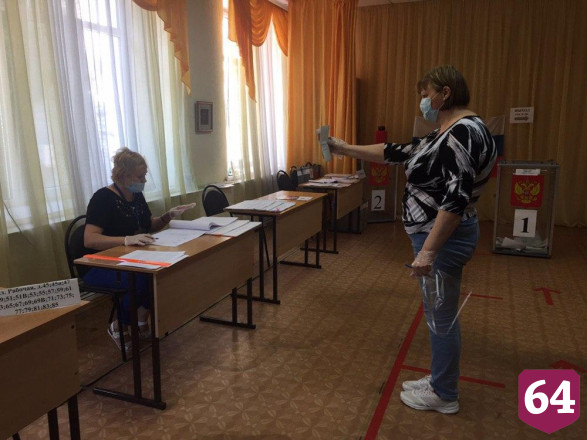 Саратовцы спешат голосовать по Конституции до отъезда за город
