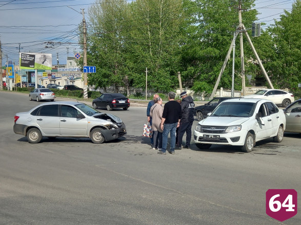 В столкновении двух легковушек под Саратовом ранена женщина