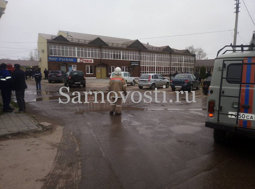Из горящего развлекательного центра под Саратовом эвакуировали 30 человек
