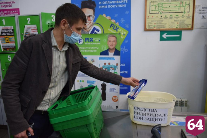 В саратовских ТЦ продавцы и покупатели игнорируют масочный режим