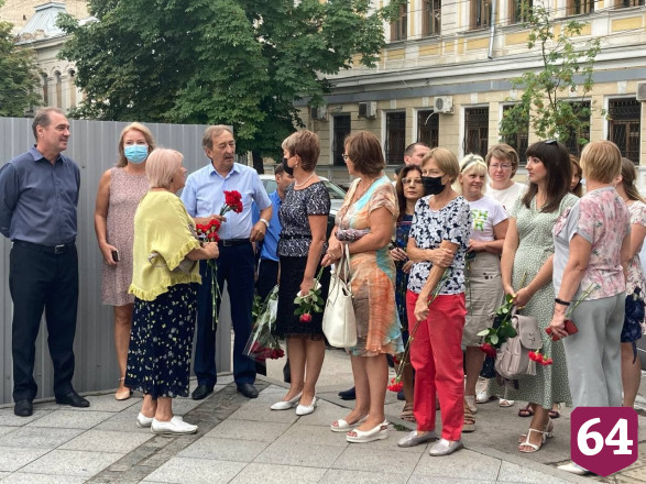 Жители Саратова возложили цветы к памятнику Олегу Табакову