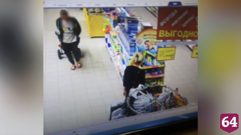 Кража телефона со стеллажа в детском отделе попала на камеры