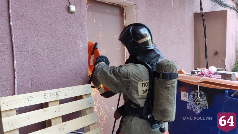 В подвале бывшего завода в Саратове загорелись вещи