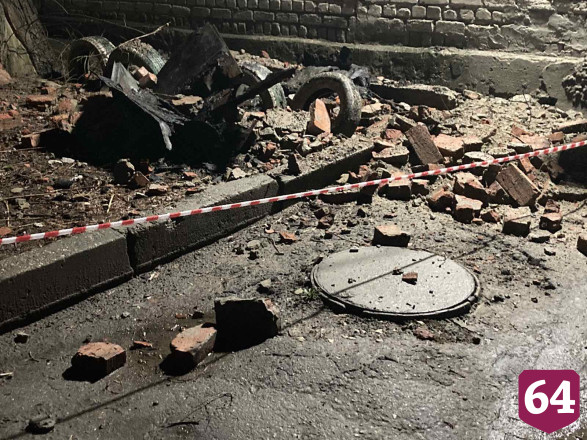 В Саратове обрушились стена и крыша трехэтажки
