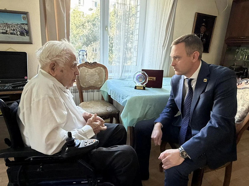 Максим Леонов навестил 103-летнего стрелка Великой Отечественной войны