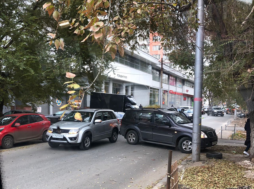 Столкнувшиеся иномарки блокировали движение троллейбусов в центре Саратова