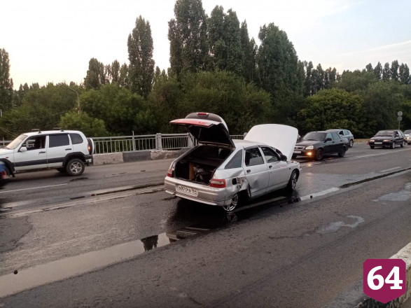 В Саратове водитель легковушки разбил голову в ДТП на мосту