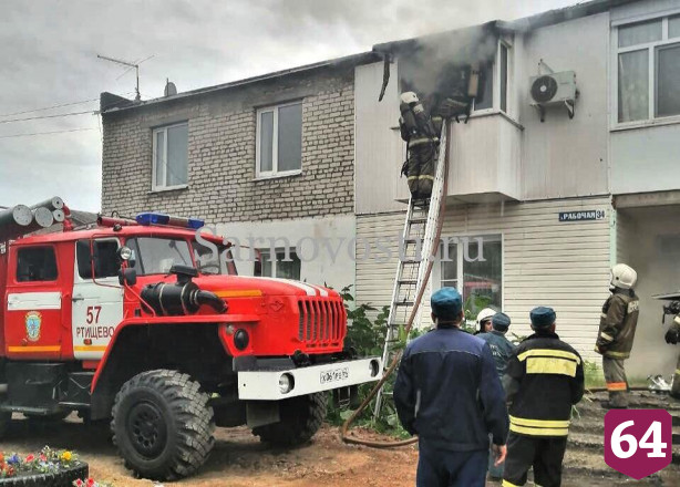Из полыхающего общежития спасли женщину с ребенком
