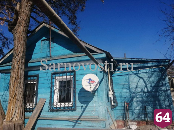 В Саратове пожарные тушили полыхающий частный дом