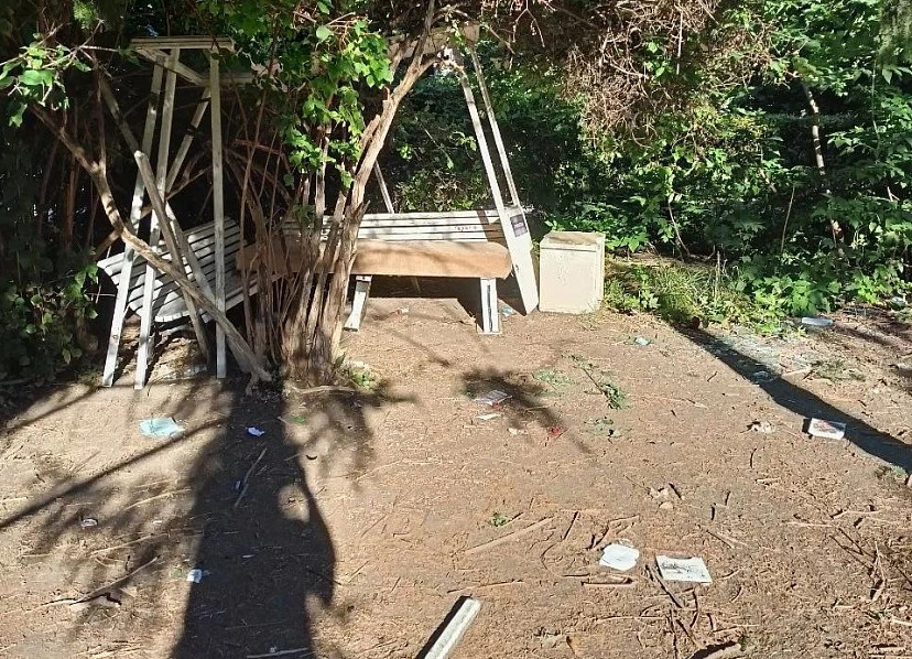 Саратовцы жалуются на мусор и самодельный навес в сквере Борцам революции 