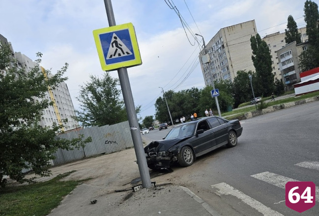 В Саратове водитель разбил BMW о столб