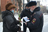 Полицейские на улицах Саратова дарили женщинам цветы