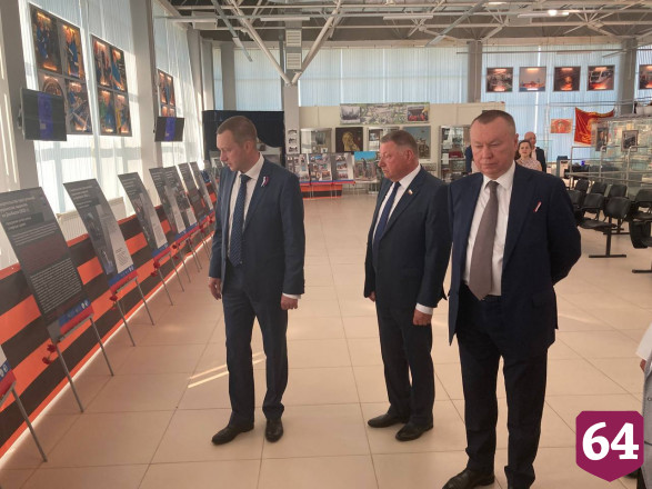 В Саратове в День России подняли Государственный флаг и исполнили гимн