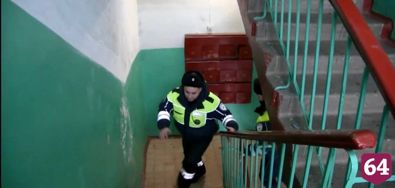 Под Саратовом инспекторы ДПС вынесли двух мужчин из горящей квартиры