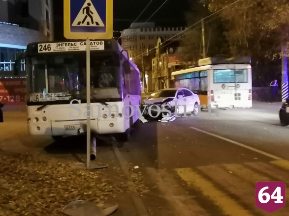 В аварии с пассажирским автобусом под Саратовом пострадали 3 человека