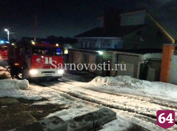 Жители Офицерской помогли потушить двухэтажный коттедж