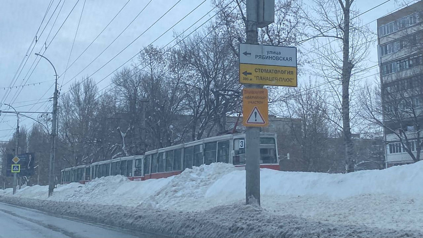 В Саратове из-за снегопада продолжают стоять трамваи