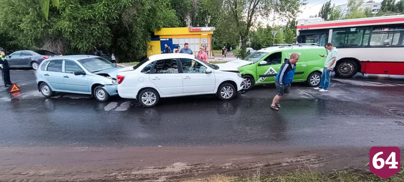 В Саратове два человека пострадали в массовой аварии 