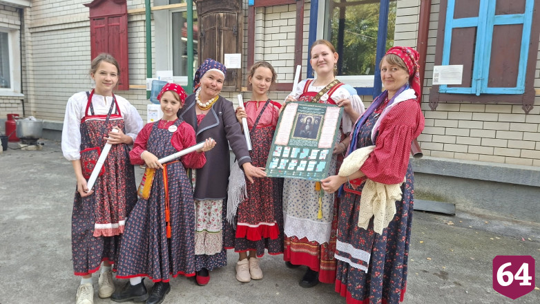 В Саратовской области на казачьем фестивале кормили щами и фланкировали шашкой