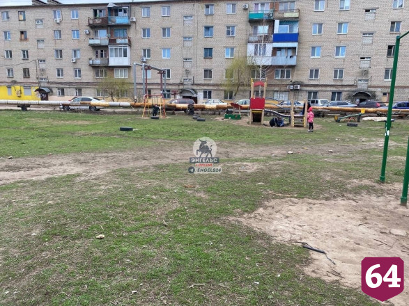 Горожане пожаловались на детские площадки «доисторических времен»