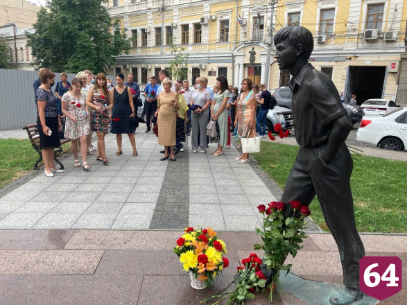 Жители Саратова возложили цветы к памятнику Олегу Табакову