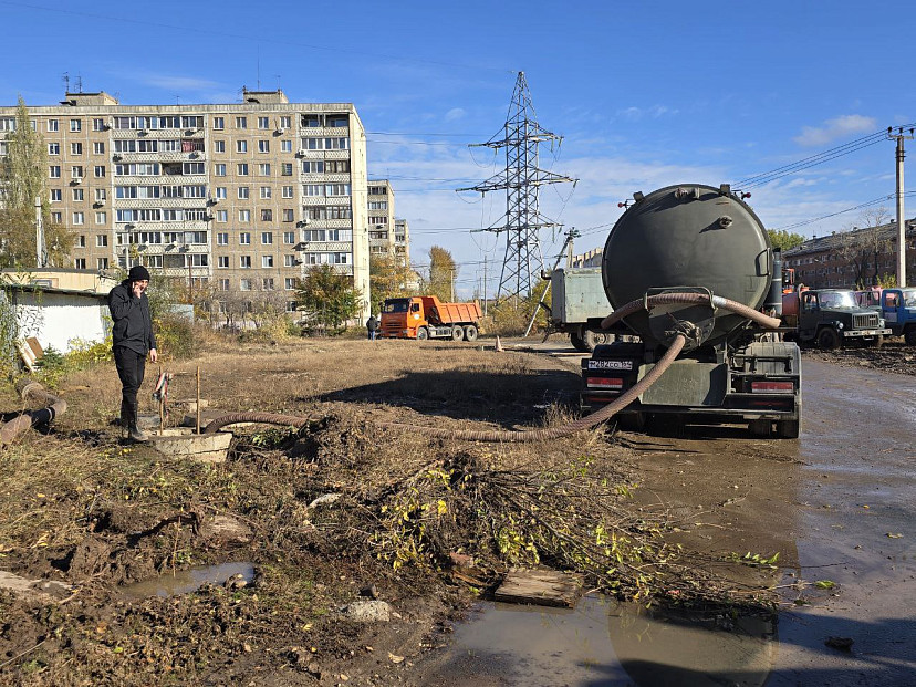 В Энгельсе устраняют крупную аварию на водопроводе