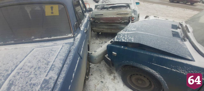 В Саратове легковушка задавила женщину после массовой аварии