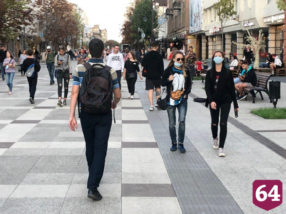 Жители Саратова без масок заполонили проспект Кирова