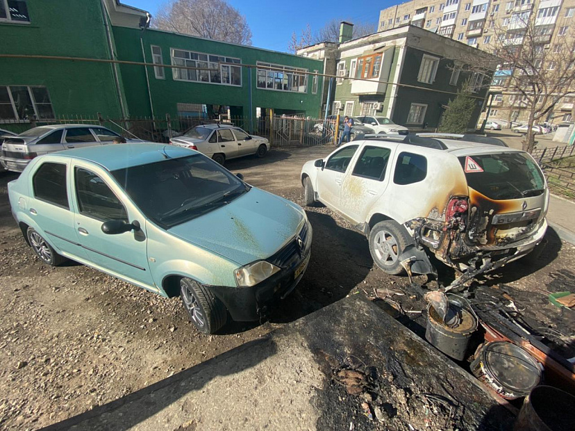 На Большой Горной ночью сгорели 2 иномарки 