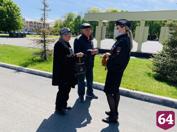 Полицейские призвали саратовцев правильно носить георгиевские ленточки