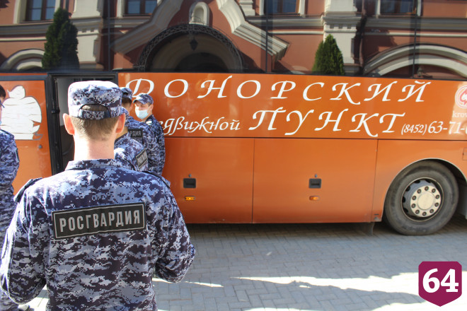 Росгвардейцы передали онкобольным детям «коробки храбрости»