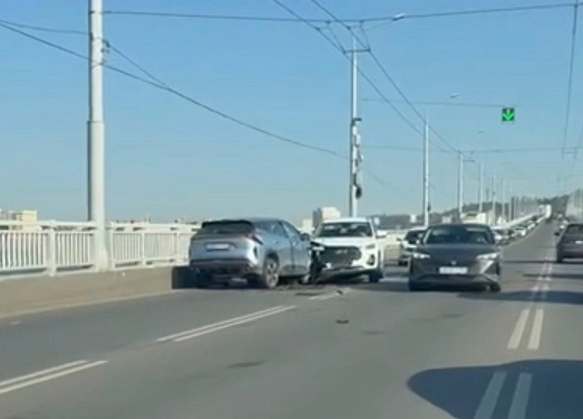 Дорожные аварии привели к заторам на мосту «Саратов - Энгельс» 
