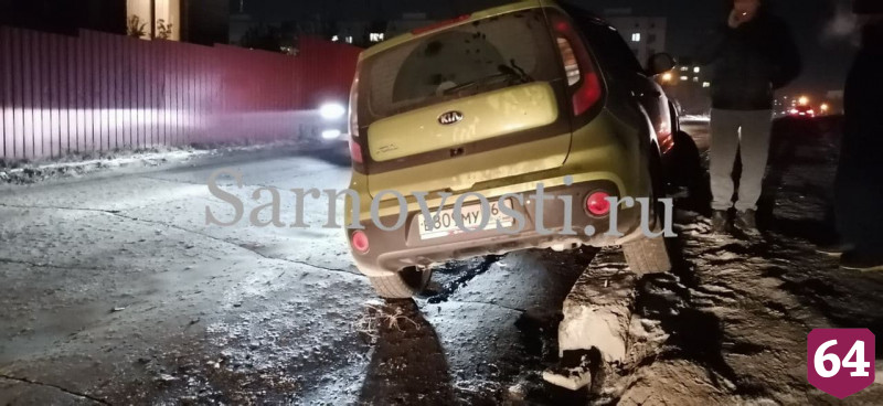В Саратове водитель заехала на бордюр и опрокинула иномарку