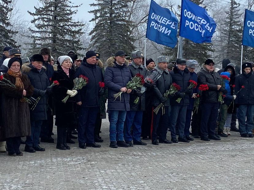 Саратовский губернатор почтил память героев Отечества