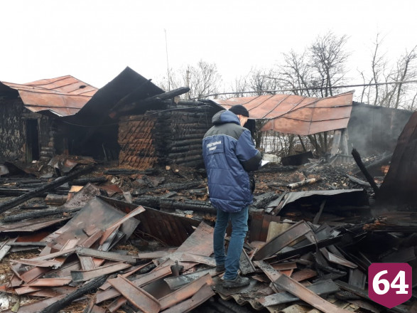 Труп обгоревшего мужчины нашли у выхода из частного дома