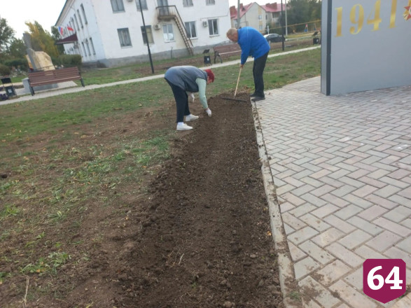 Саратовцы высадили тюльпаны у обелиска защитникам Родины